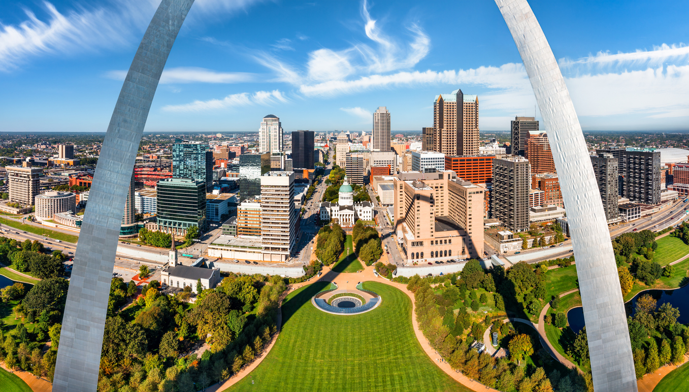 St. Louis arch with the city behind it